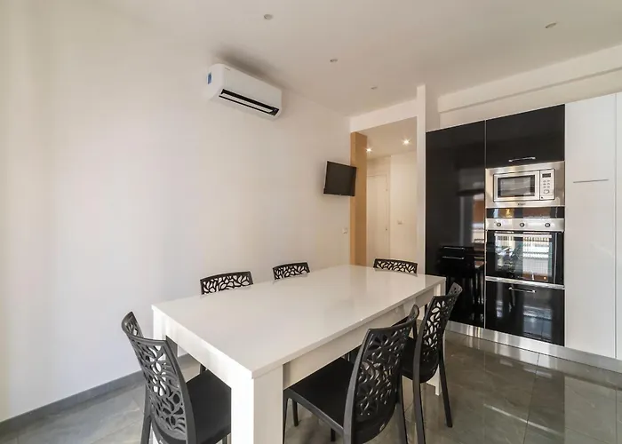 Joivy Delightful 3-bed Flat With Balcony * Rom