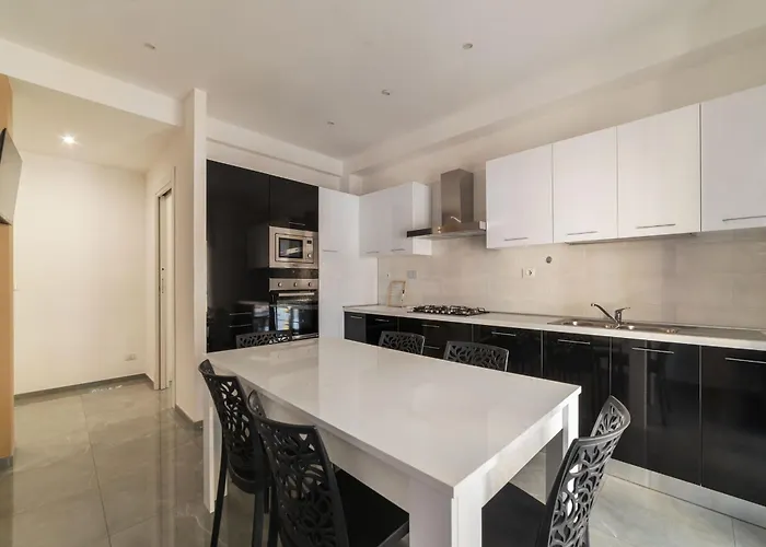 Joivy Delightful 3-bed Flat With Balcony Apartment