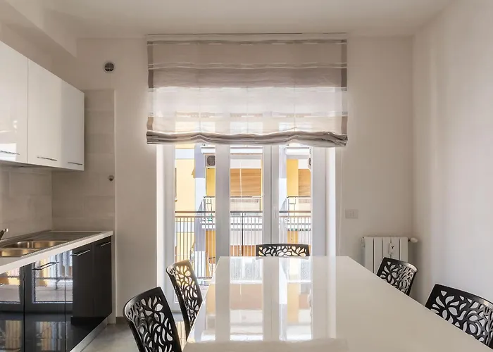 Joivy Delightful 3-bed Flat With Balcony * Rom